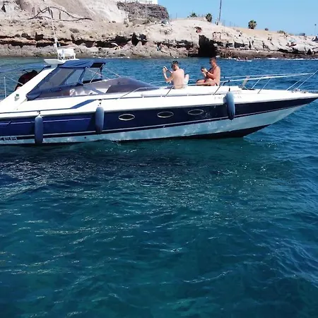 Adamas Hotel en barco